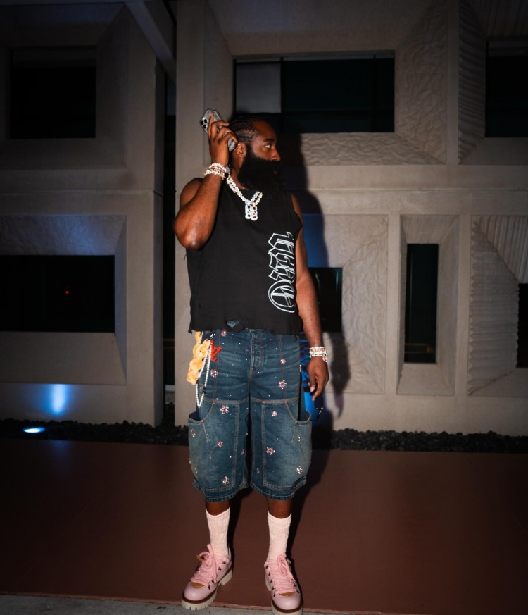 哈登晒照庆生：恰逢生辰 感觉自己简直就是个传奇！