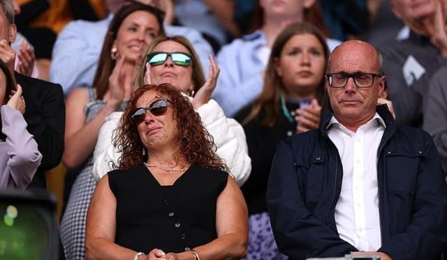 动情时刻,若塔遗孀和父母看到狼队球迷对若塔的致敬感动落泪