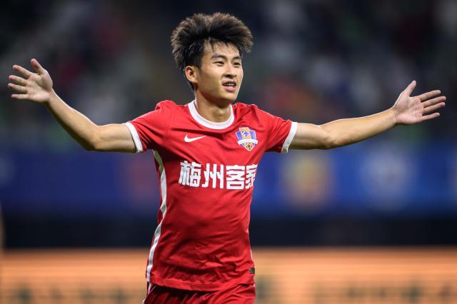 APP下载-【中超】尹鸿博单刀陈国抗两球 梅州6比0大胜河北